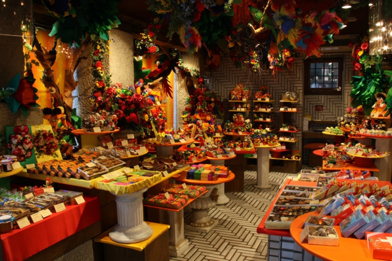 vitrine-ST JULIEN-min_candy_store_chocolate_shop_chocolate_switzerland-393515